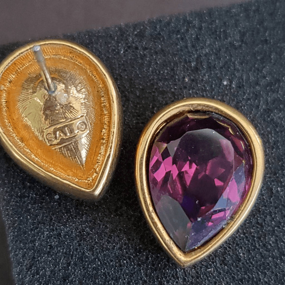 VTG‎ Swarovski Stud Earrings Purple Teardrop Stones 80's Gold Plated Signed SAL - Picture 3 of 7